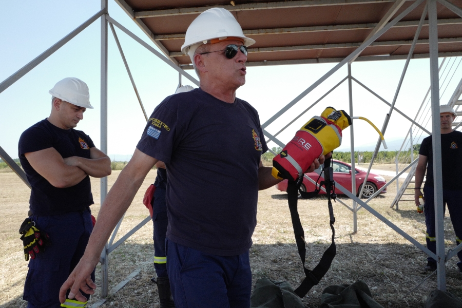 消防员现场演示消防器材