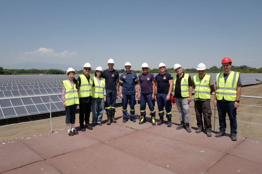 消防培训后消防员与三峡欧洲公司员工合影